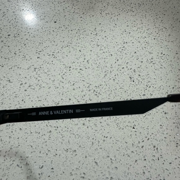 Anne et Valentín Tortoise Shell Glasses - Picture 3 of 7